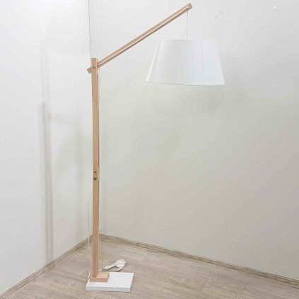 Bílá stojací lampa Izar Kave Home