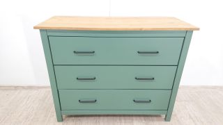 Těšte se na naše úterní novinky, hlavně na úžasnou zelenou 💚 komodu Marckeric 🤎 Jako vždy v čase 10-10.30 v kategorii Nově...