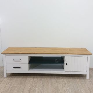 Bílo-šedý dřevěný 🩶🤎 TV stolek Marckeric Miranda